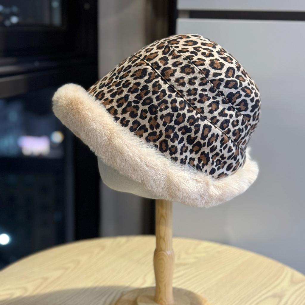 New Korean-style leopard print plush hat for women, winter thickened and fleece-lined, warm and ear-protecting, fashionable and versatile, makes the