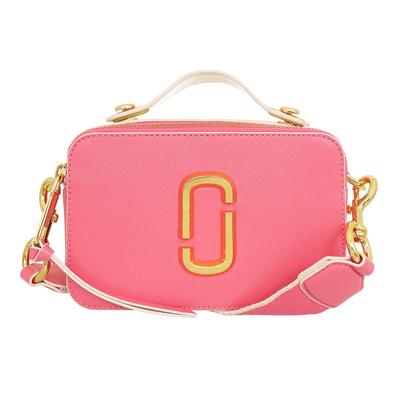 Сумка Marc Jacobs M0015898 Flat Pink The Sure Shot Large Snapshot Leather с двойной ручкой-логотипом J и верхней ручкой через плечо [Marc Jacobs] (Рюкзак) Женский