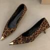 Модные французские туфли-лодочки с острым носком и леопардовым узором, темпераментные, с неглубоким вырезом, женские, весенне-осенние, новые замшевые туфли-стилетто