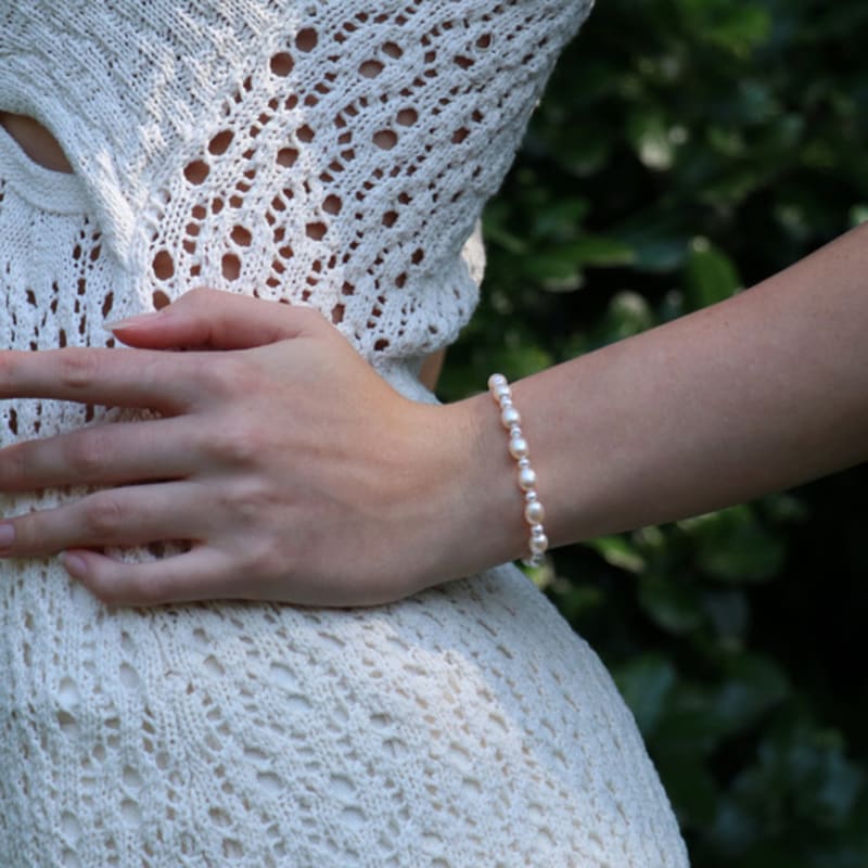 Less is more oval pearl bracelet
