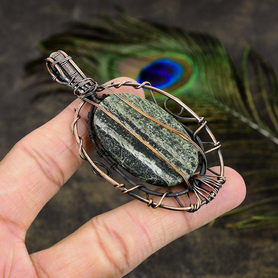 Зеленый опал с полосами Медная проволока Обертка Ювелирное изделие Кулон 3,31"