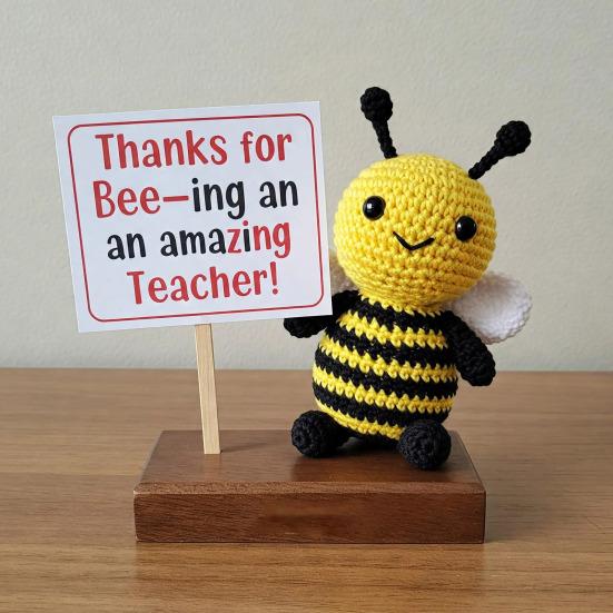 Вязаная пчела учителю подарок признательность ручной работы украшение благодарности пчела со знаком вязание крючком пчела