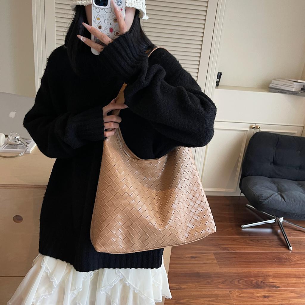 Женская сумка-тоут большой вместимости с премиальным плетеным узором, новая 2025, легкая, роскошная, с темпераментом, для通勤, на одно плечо, подмышку