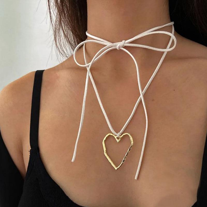 Ожерелье в форме сердца и подвесная веревка могут изменить стиль при ношении. На выбор доступны два цвета.