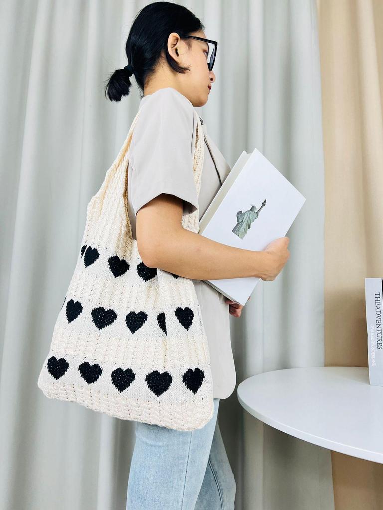 Эксклюзивная вязаная сумка-тоут большого размера с узором в виде сердец, 2023
