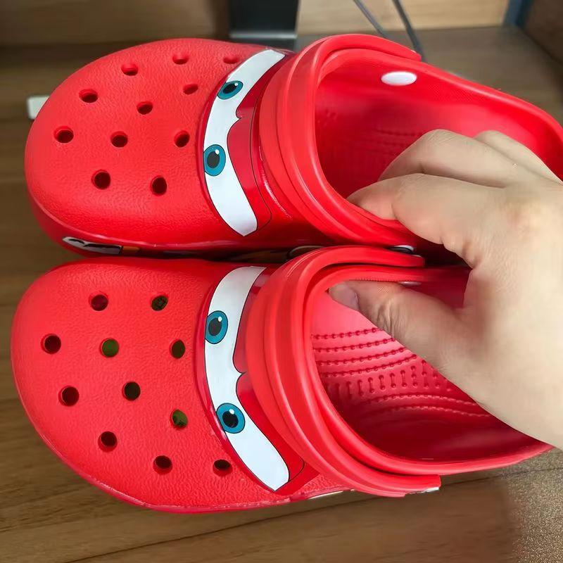 Новейшие детские клоги Mcqueen с рисунком, отверстиями, водонепроницаемые, нескользящие, сплошной красный цвет, на флисовой подкладке, для улицы и дома, повседневные, рождественские подарки