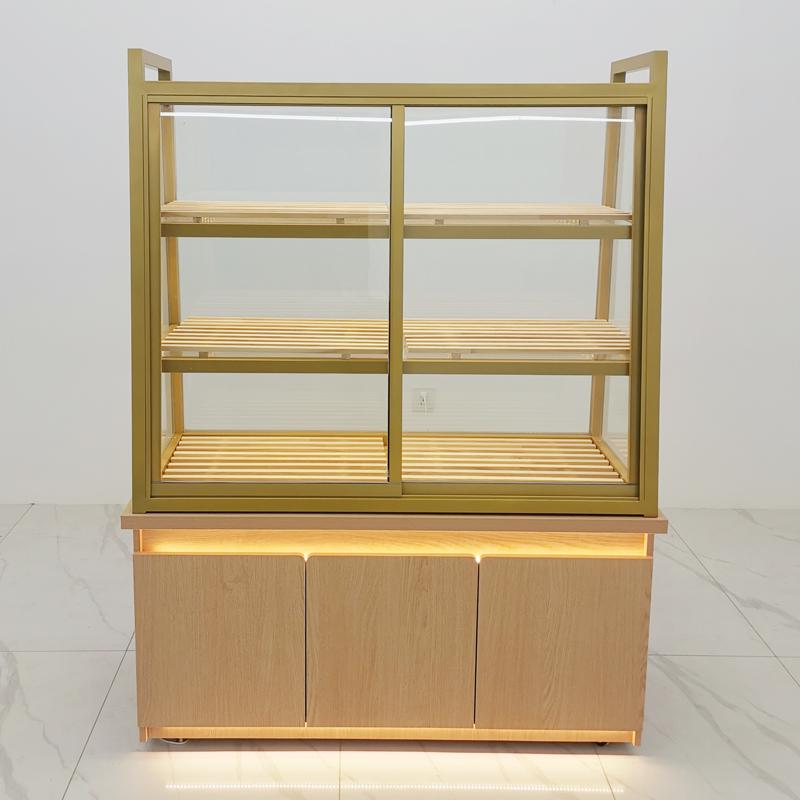 В наличии кондитерская витрина: Остров из массива дерева и кованого железа с ящиками для хлеба, выпечки и жареных продуктов