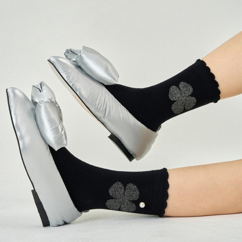 MONTH IN MONTH OUT silver clover glitter socks _ BLACK&SILVER