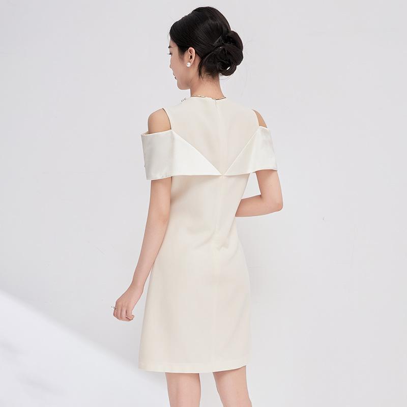 Элегантное летнее платье с открытыми плечами и бриллиантовым маникюром для женщин