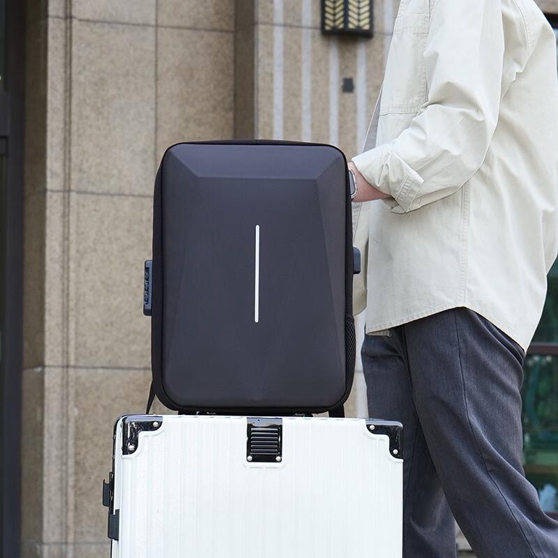 Мужской рюкзак для ноутбука с жестким корпусом