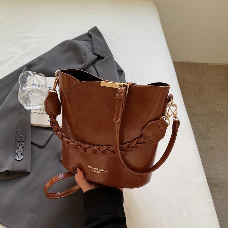 Premium Sense Niche Bag Women's Autumn and Winter 2025 New Retro Shoulder Messenger Bag Fashionable Women's Bucket Bag