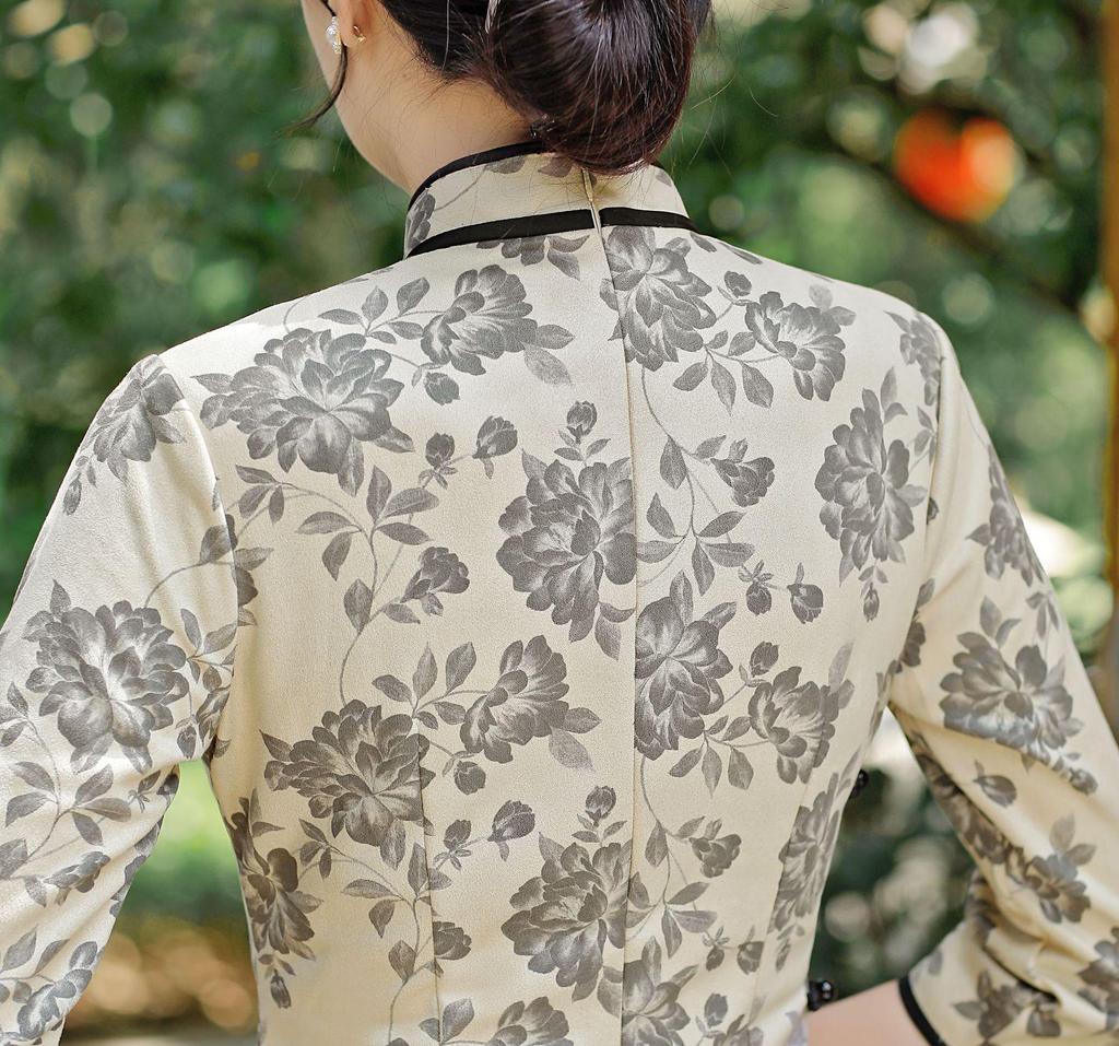 Heqijian 2025 Autumn/Winter Retro Elegant Suede Print Long Cheongsam