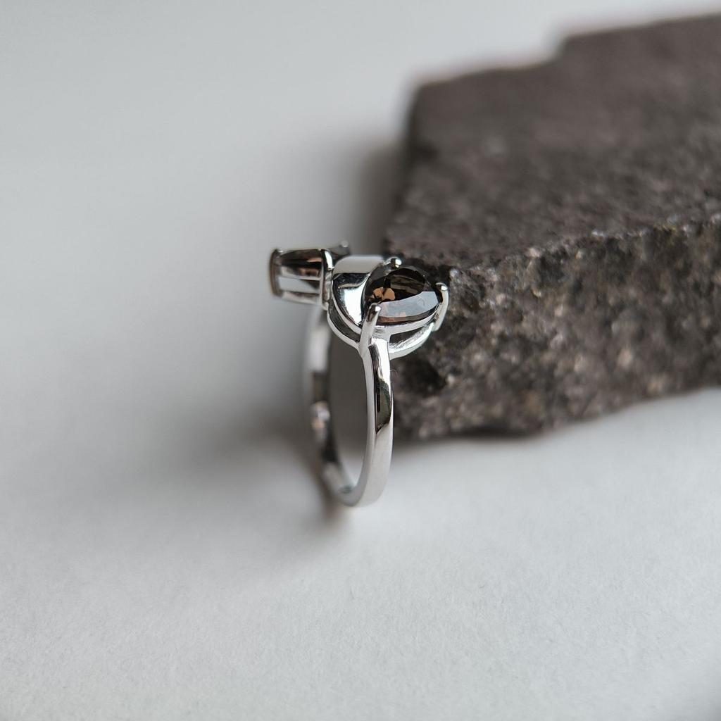 Серебряное кольцо с натуральным раухтопазом (дымчатым кварцем) 1.925ct, вес изделия 3 гр (2178767)