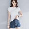 Женская облегающая футболка чистого белого цвета с коротким рукавом и полуводолазкой - модный летний топ 2023 года в корейском стиле