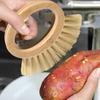 Компактная щетка для овощей. Практичная надежная безопасная бамбуковая щетка для овощей.