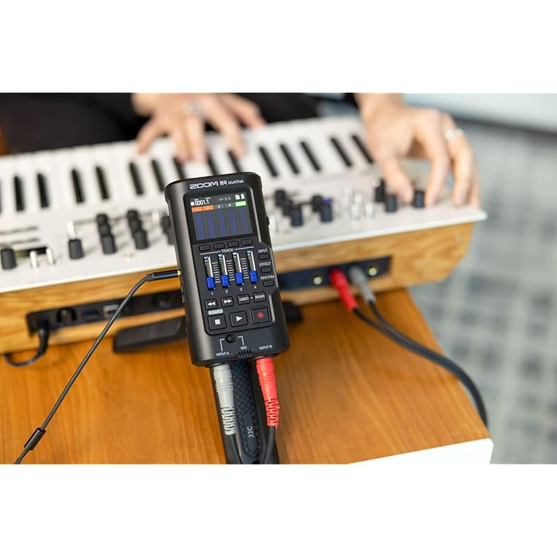 ZOOM R4 32-битная запись с плавающей запятой, 4-дорожечная запись, Карманный многодорожечный рекордер, Регулировка усиления не требуется, Без искажений, Встроенный микрофон,