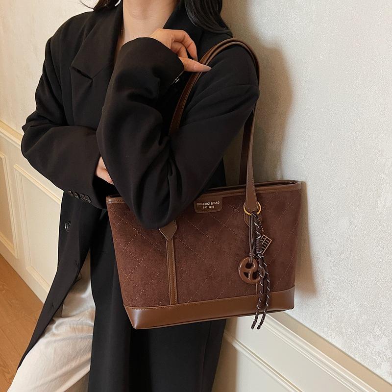 Вместительная матовая сумка под мышкой женская 2025 новая модная ретро сумка через плечо осенне-зимняя通勤 замшевая сумка-тоут