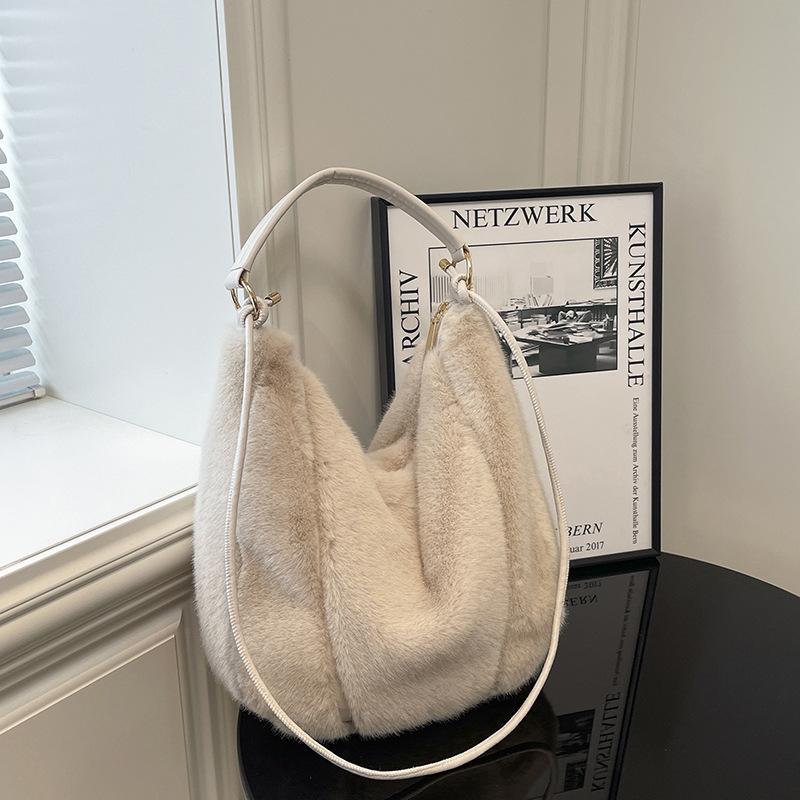 Сумка-тоут MAO MAO — это вместительная ручная сумка, которую можно носить на плече или через плечо.