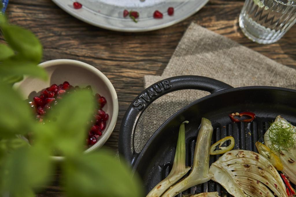 Круглая черная сковорода Staub Grill, совместимая с японским грилем IH, "Pure 26 см", сковорода, ручки, металл, эмаль, [Авторизованный продукт] и