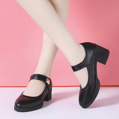 Маленькие женские кожаные туфли на массивном каблуке с одной пуговицей