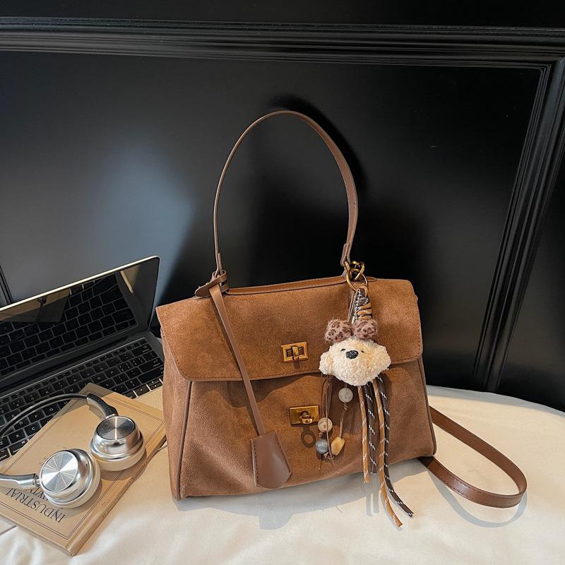 Премиальная ретро матовая сумка-мессенджер для通勤 2025 осень и зима новая женская плечевая сумка подмышку портативная сумка-тоут