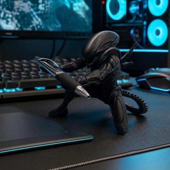 Alien Pen Holder for Desk, 3D Printed Pencil Display Stand, Kneeing Alien Desktop Organizer for Home Office Accessories