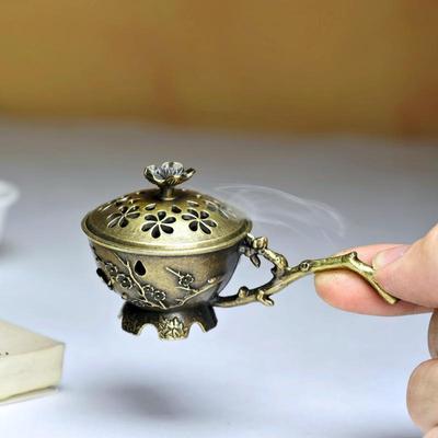 Винтажный подсвечник для благовоний из цинкового сплава с полым узором и крышкой, ручной держатель для благовоний в виде цветка сливы