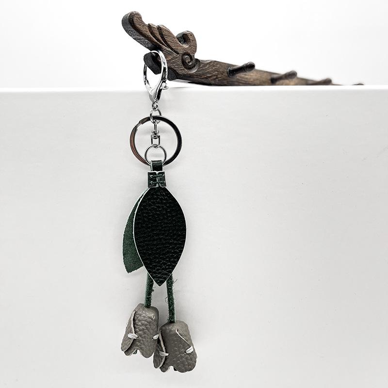 Брелок-подвеска ручной работы из натуральной кожи в виде тюльпана