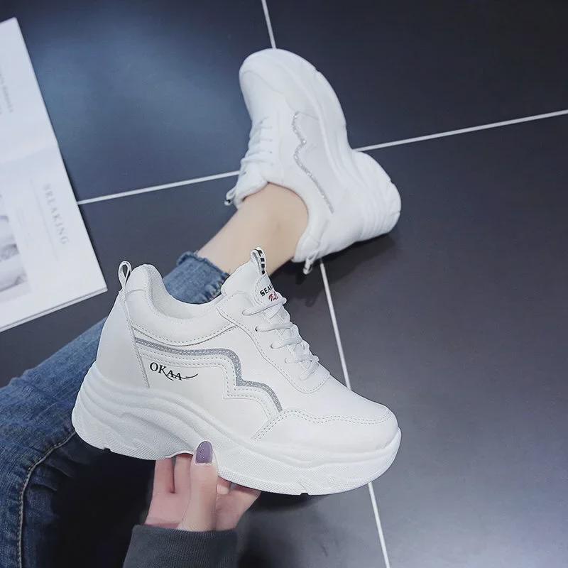 Женские кроссовки из кожи на платформе весна/лето 2023 года белого цвета — облегающие повседневные туфли для пап