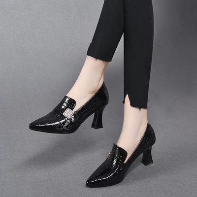 Женские туфли-лодочки на остром высоком каблуке, осенние новинки, со стразами, квадратной пряжкой, с глубоким вырезом, шпилька, модные туфли, с каменным узором, из лакированной коровьей кожи