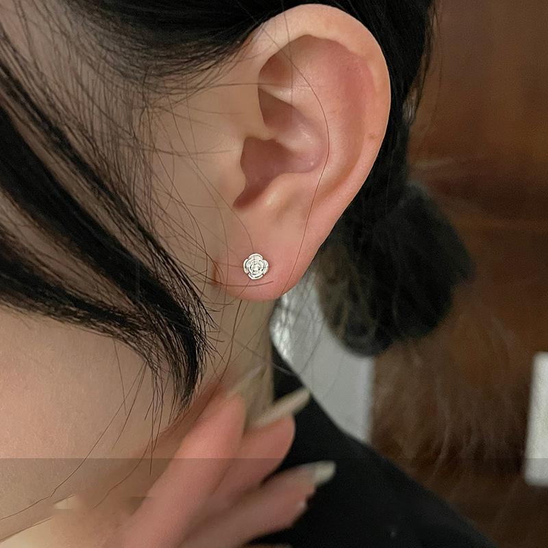 Маленькие серьги-пусеты в виде цветка розы, женские, нишевый дизайн, персонализированные серьги, легкая роскошь, высококлассные серьги с темпераментом