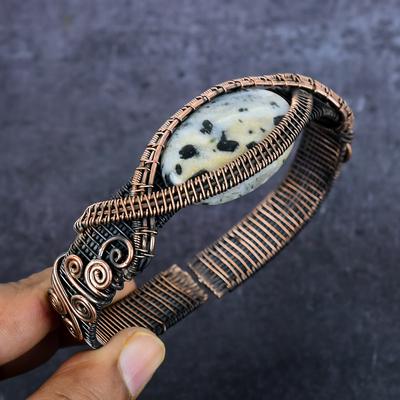 Браслет-манжета из натуральной далматинской яшмы с драгоценным камнем из медной проволоки, регулируемый A5R19