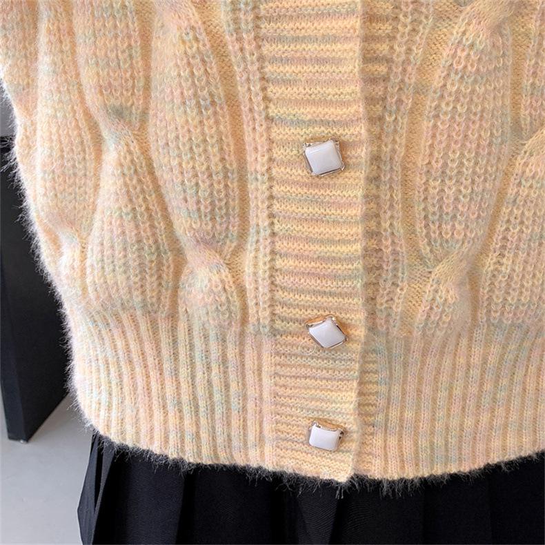 Женский кардиган крупной вязки с V-образным вырезом на осень 2024 года