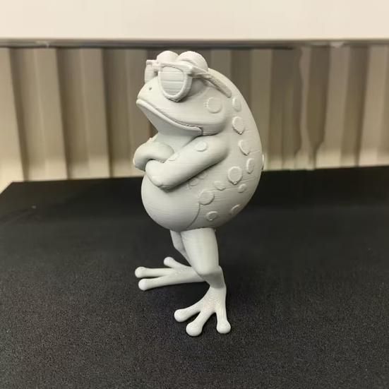 Лягушка, напечатанная на 3D-принтере, Мини-украшение для рабочего стола, Имитация модели лягушки в солнцезащитных очках со скрещенными руками, Стоящая лягушка для стола, Салона автомобиля