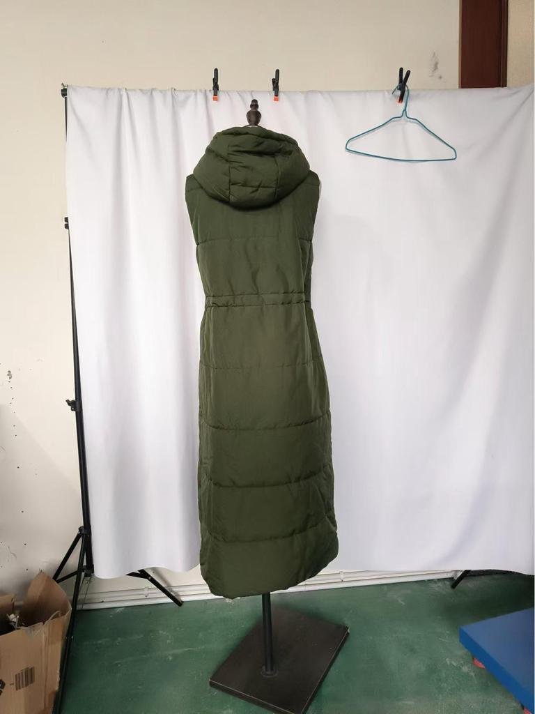 Однотонная хлопковая куртка с капюшоном и жилетом на талии — повседневная однобортная модель без рукавов.