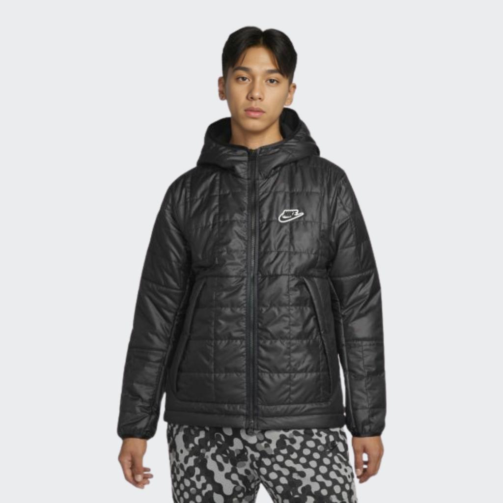 Nike Куртка с капюшоном на флисовой подкладке из синтетического наполнителя с нашивкой-логотипом Мужская верхняя одежда черного цвета DJ0434-010