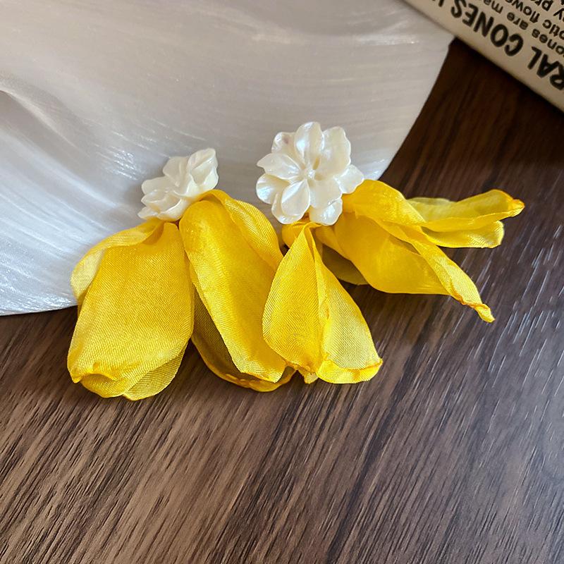 Серьги-гвоздики из ткани в виде цветка «Серебряная игла» со стеклянной бахромой, средние, с антикварным темпераментом, дизайнерские, нишевые