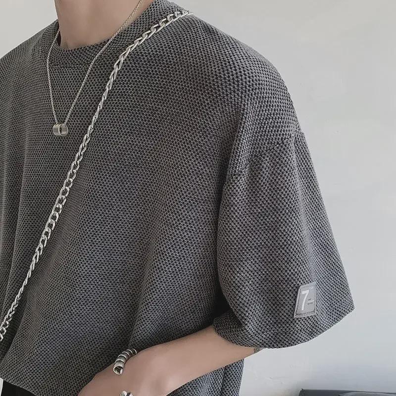 Мужская стильная футболка с короткими рукавами и ажурным узором - летняя одежда высшего качества