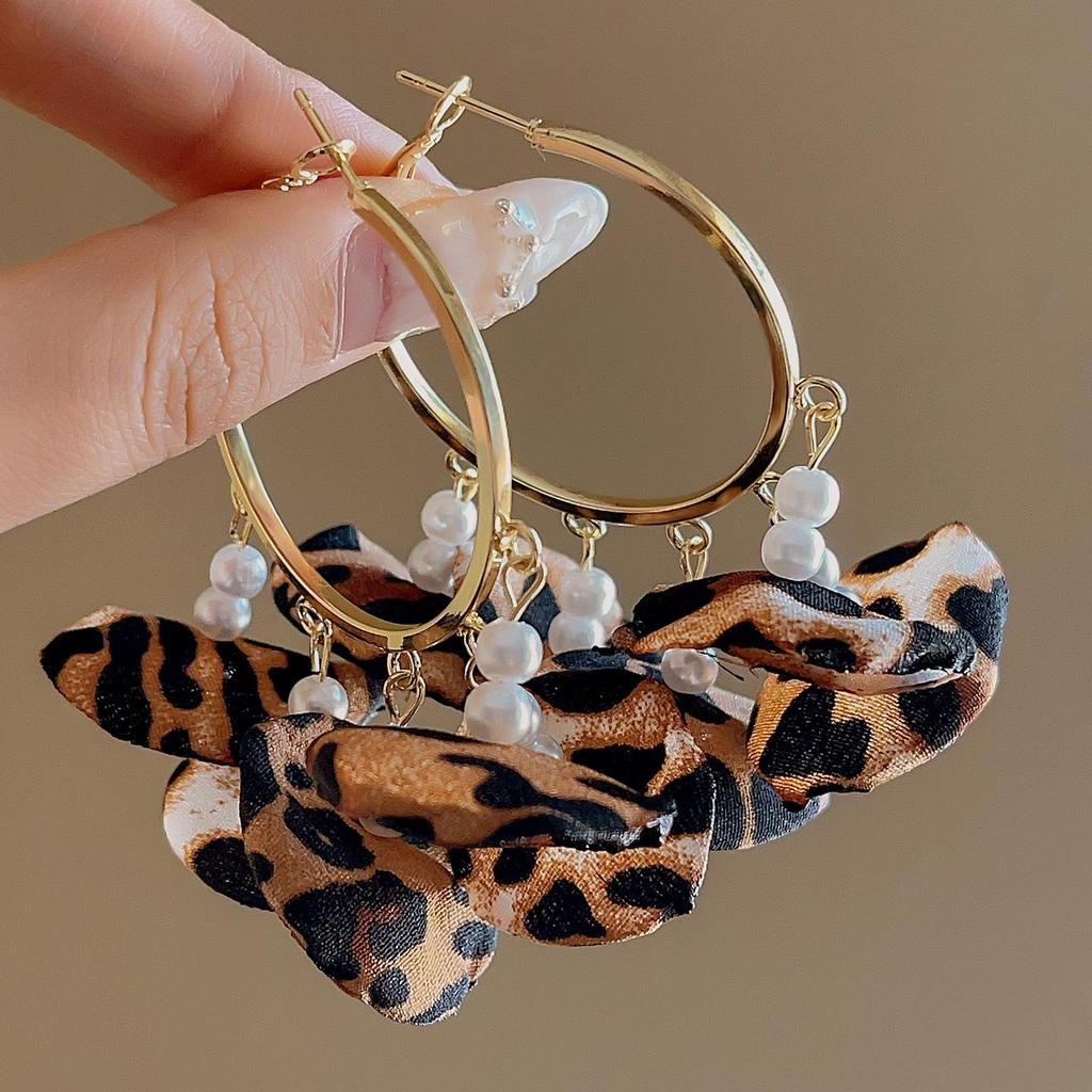 2025 Осень/Зима Женские Высококлассные Простые Серьги: Универсальный дизайн с системой цветов Майяра