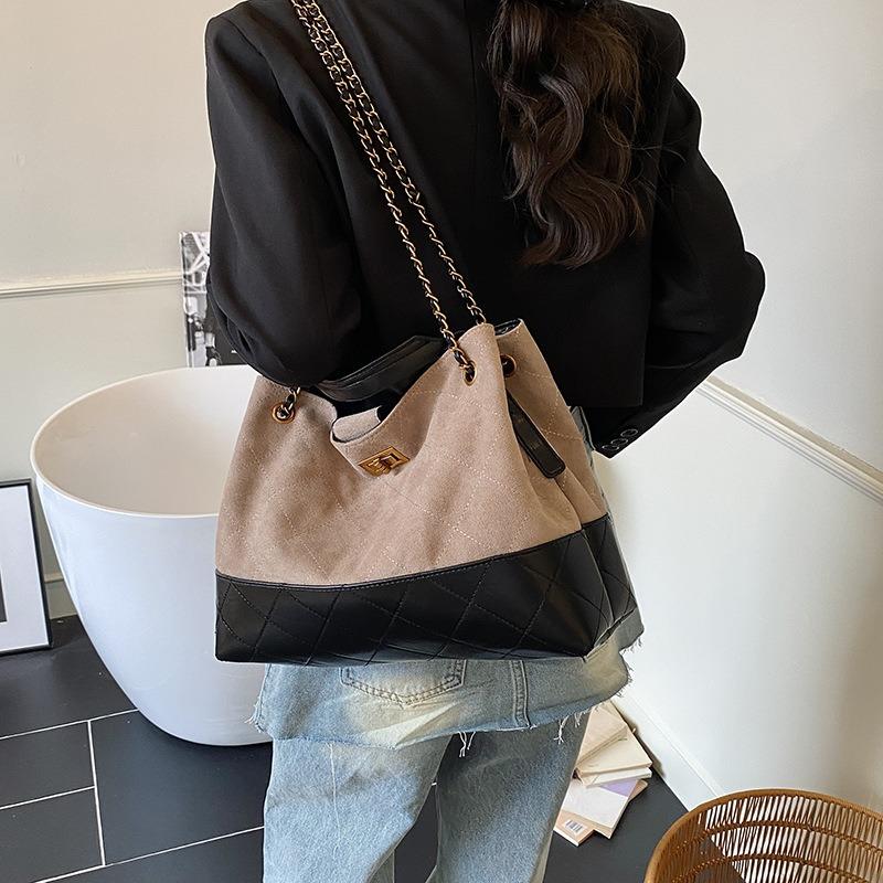Fashion Tote Bag Summer Retro Temperament Stray Commuter Bag Large Capacity Chain Single Shoulder Armpit Bag Women