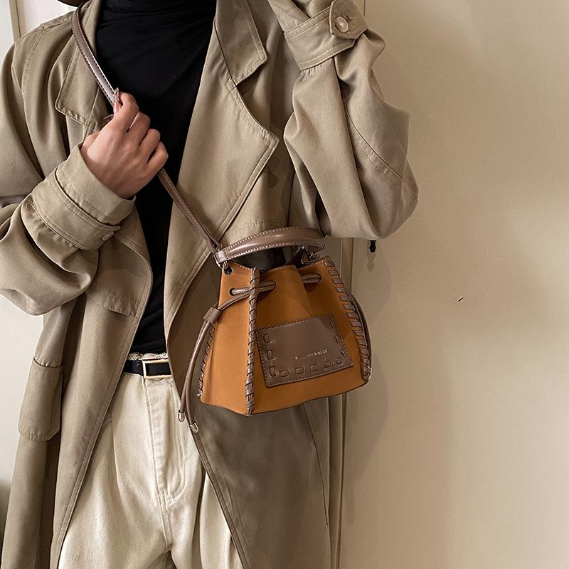 Высококлассная нишевая сумка женская осень-зима 2025 новая ретро-модная сумка-мессенджер плетеная портативная мини-сумка-ведро