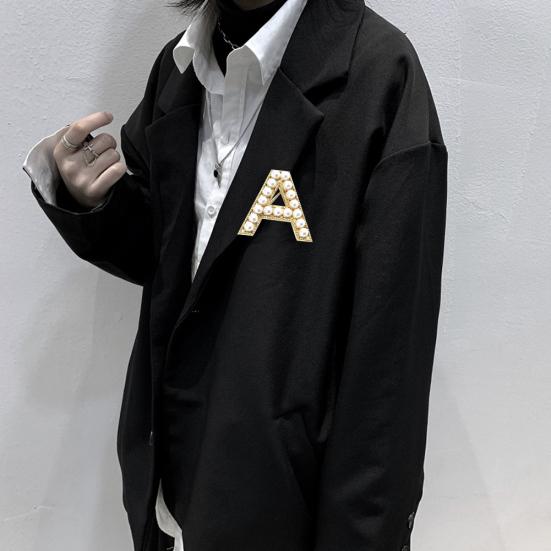 Элегантная женская брошь с буквами из искусственного жемчуга, значок на лацкане костюма