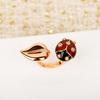 Кольцо Божья коровка Цветок Изготовлено из розового золота, сердолика и оникса Женские украшения Новый повседневный наряд Тема Возрождения всего