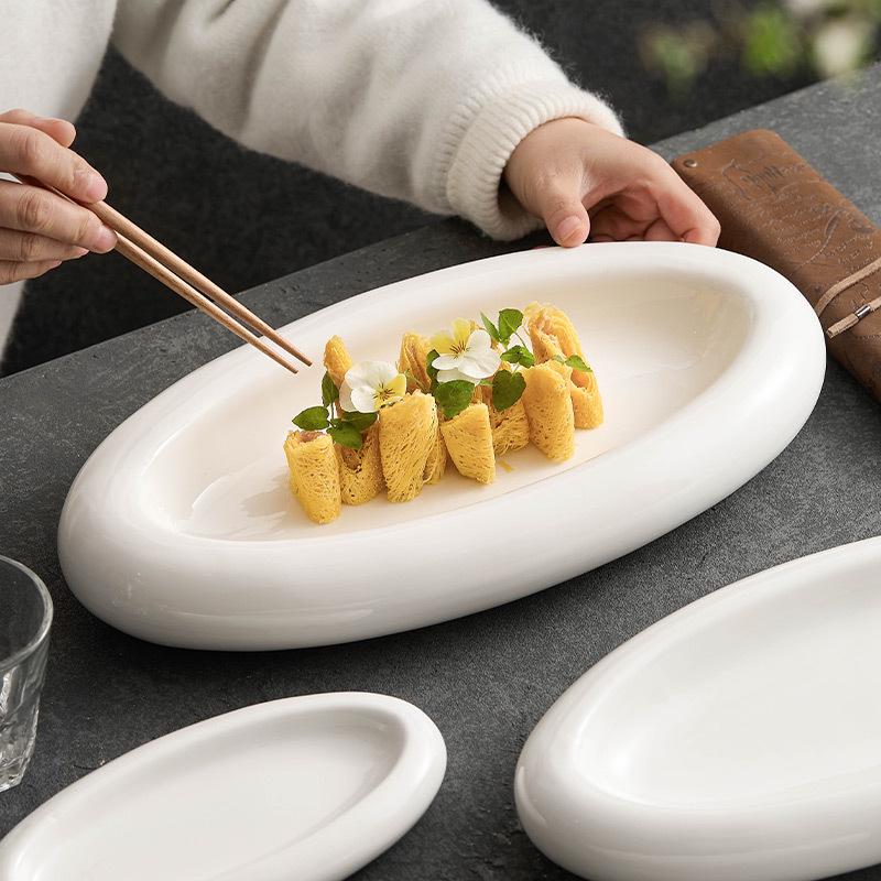 Художественная двухслойная изолированная керамическая сервировочная тарелка для элитной посуды и использования в отелях.