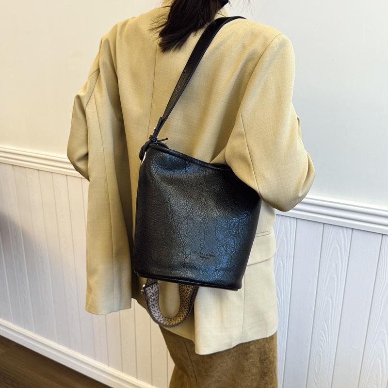 Bags Retro Fashion Commuter Bucket Bags Women's New Casual Versatile Shoulder Armpit Bags Niche Foreign Messenger Bags