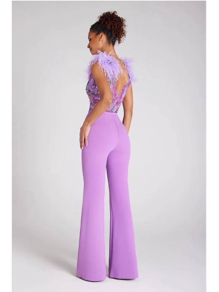 Фиолетовый комбинезон с пайетками и перьями, V-образным вырезом и безрукавкой