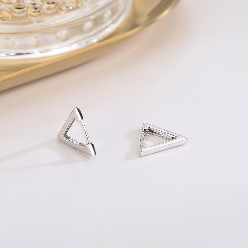 Серьги-пусеты из стерлингового серебра 925 пробы в простом треугольном дизайне, в японско-корейском стиле, с холодной эстетикой и бриллиантовым акцентом, подчеркивающим индивидуальность