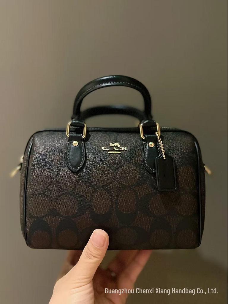 Сумка-подушка Coach Rowan Mini Boston - Классическая монограммная сумка и универсальная женская сумка через плечо/кроссбоди