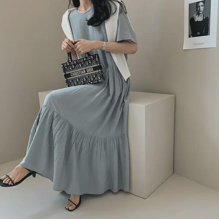 Женское однотонное макси-платье с круглым вырезом и складками 2024 года — свободный крой, короткий рукав