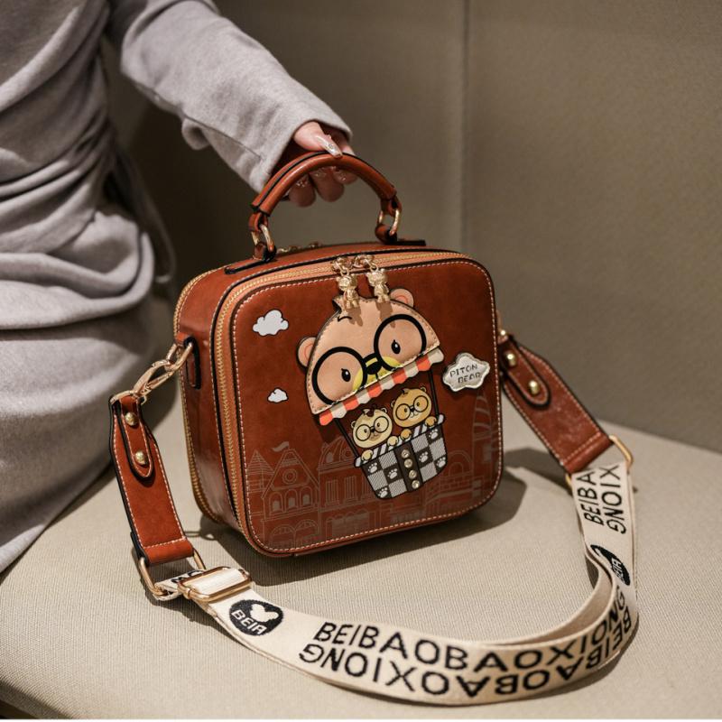 Милая сумка кроссбоди с принтом медведя для женщин, повседневный стиль, регулируемый ремешок, застежка-молния, подкладка из полиэстера, игривый дизайн с мультяшным персонажем
